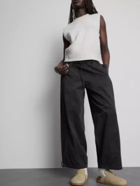 Pantalones utilitarios de pierna ancha con detalle de costura