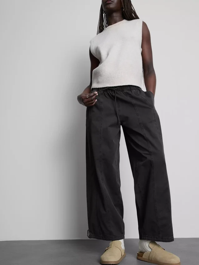 Pantalones utilitarios de pierna ancha con detalle de costura