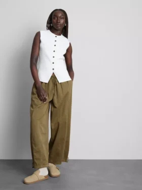 Pantalones utilitarios de pierna ancha con detalle de costura
