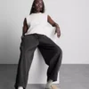 Pantalones utilitarios de pierna ancha con detalle de costura