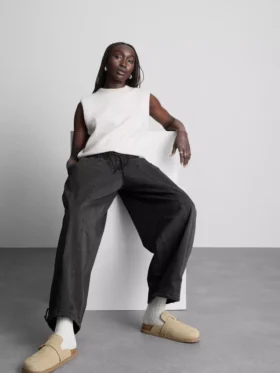 Pantalones utilitarios de pierna ancha con detalle de costura