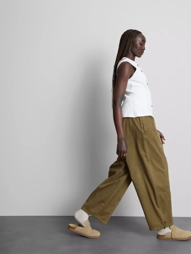 Pantalones utilitarios de pierna ancha con detalle de costura
