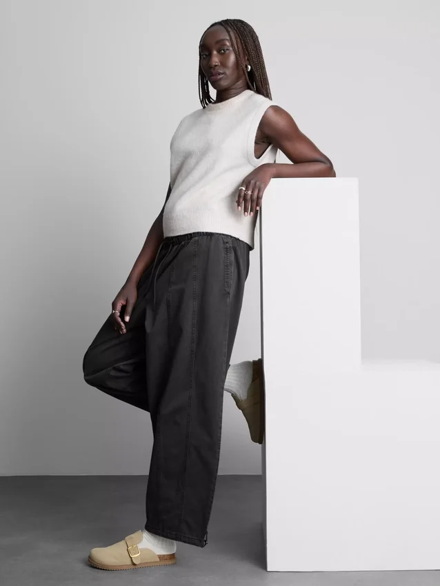 Pantalones utilitarios de pierna ancha con detalle de costura