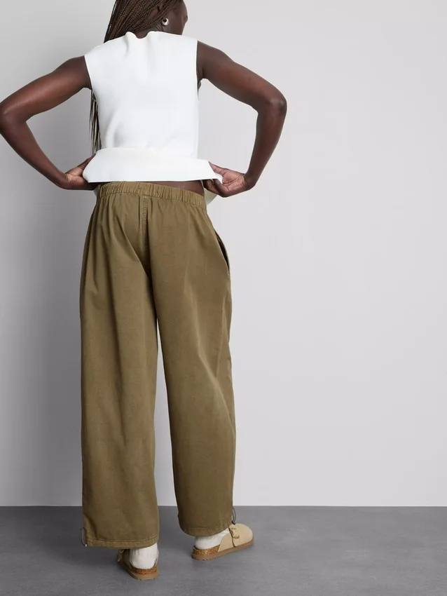 Pantalones utilitarios de pierna ancha con detalle de costura