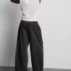 Pantalones utilitarios de pierna ancha con detalle de costura