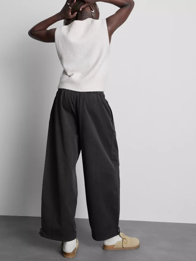 Pantalones utilitarios de pierna ancha con detalle de costura