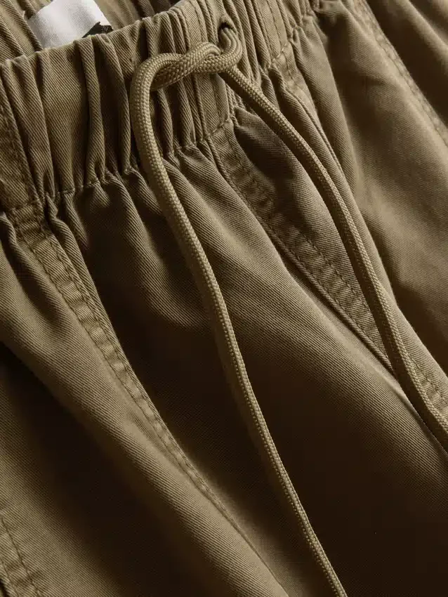 Pantalones utilitarios de pierna ancha con detalle de costura