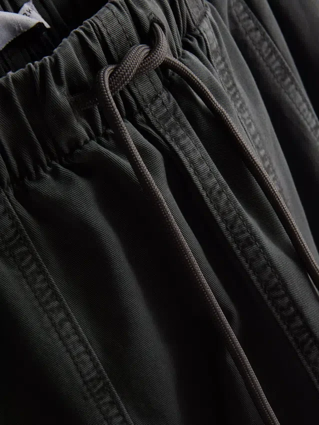 Pantalones utilitarios de pierna ancha con detalle de costura