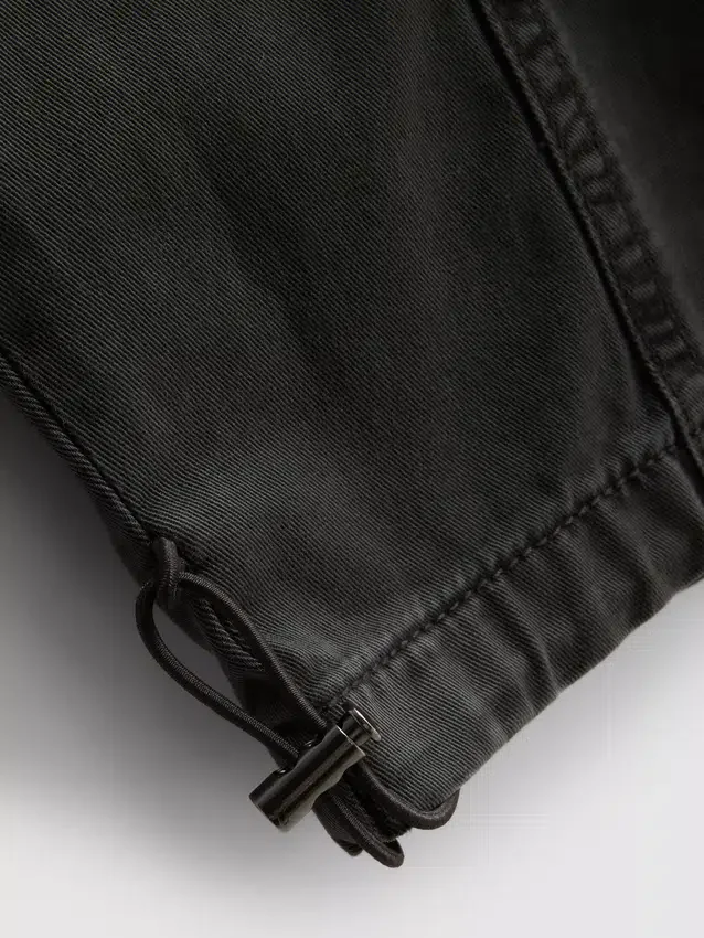 Pantalones utilitarios de pierna ancha con detalle de costura