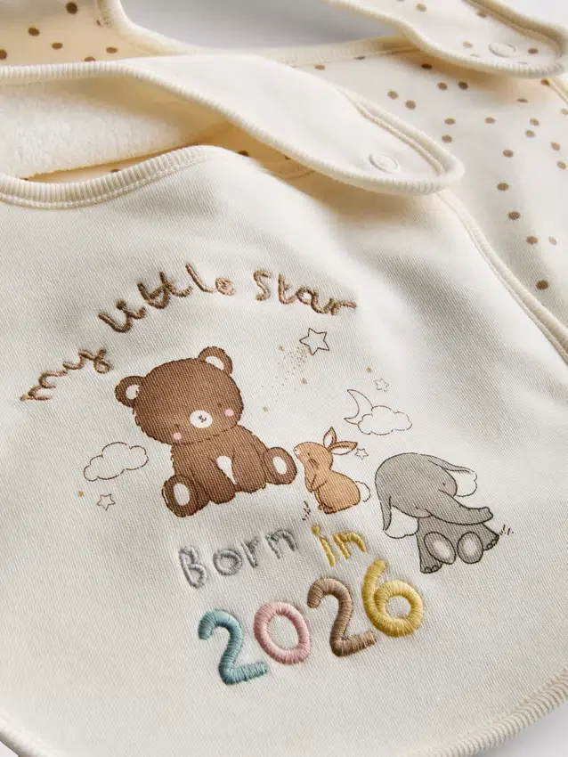 Paquete de 2 baberos envolventes «Born in 2026»