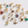 Paquete de 20 aretes tipo stud con motivos tropicales