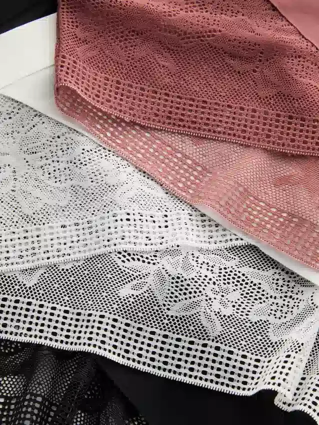 Paquete de 3 tangas brasileñas con detalles de encaje