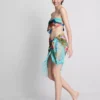 Pareo con flecos y estampado tropical