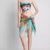 Pareo con flecos y estampado tropical