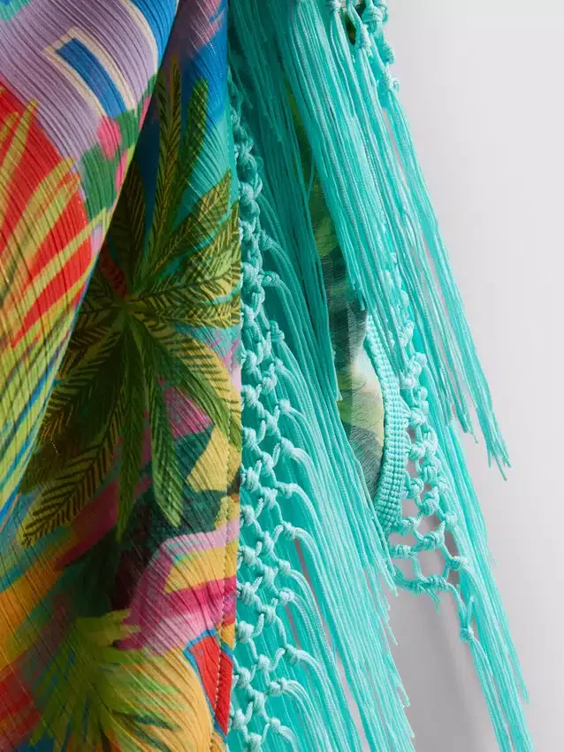 Pareo con flecos y estampado tropical
