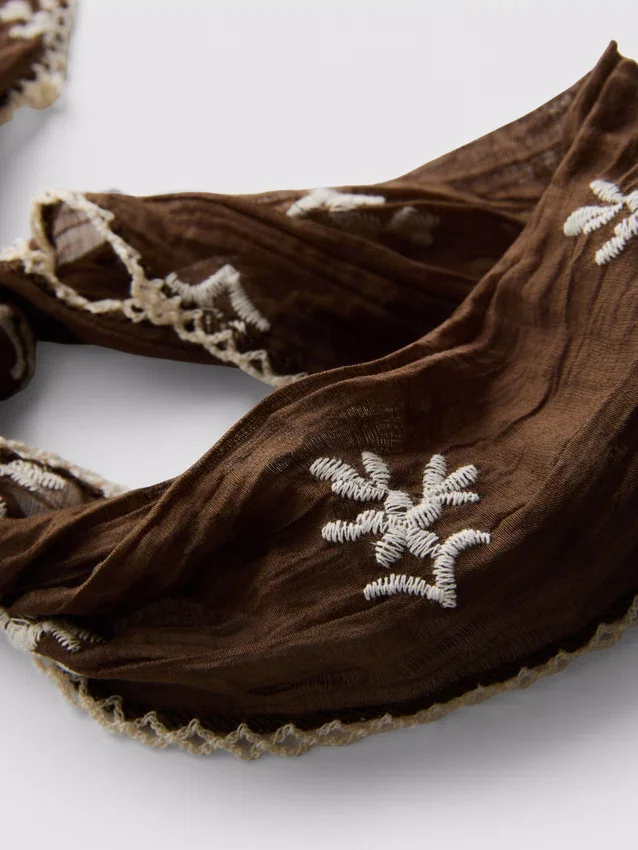 Pañuelo bordado de Paula Echevarría