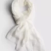 Pañuelo ligero con bordes deshilachados