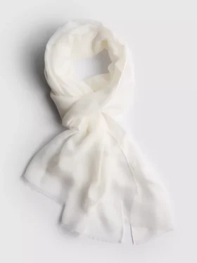 Pañuelo ligero con bordes deshilachados
