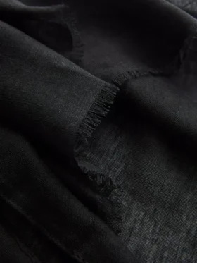 Pañuelo ligero con bordes deshilachados