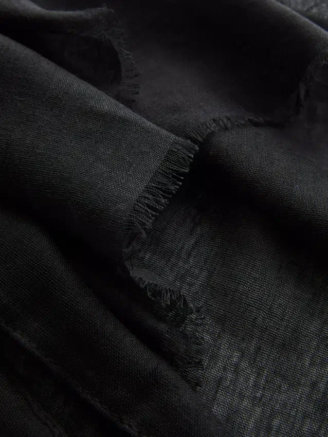 Pañuelo ligero con bordes deshilachados