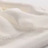 Pañuelo ligero con bordes deshilachados