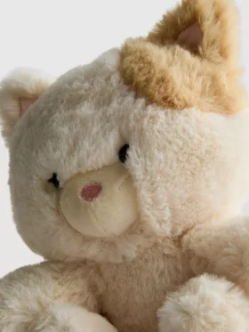 Pequeño peluche de gato atigrado
