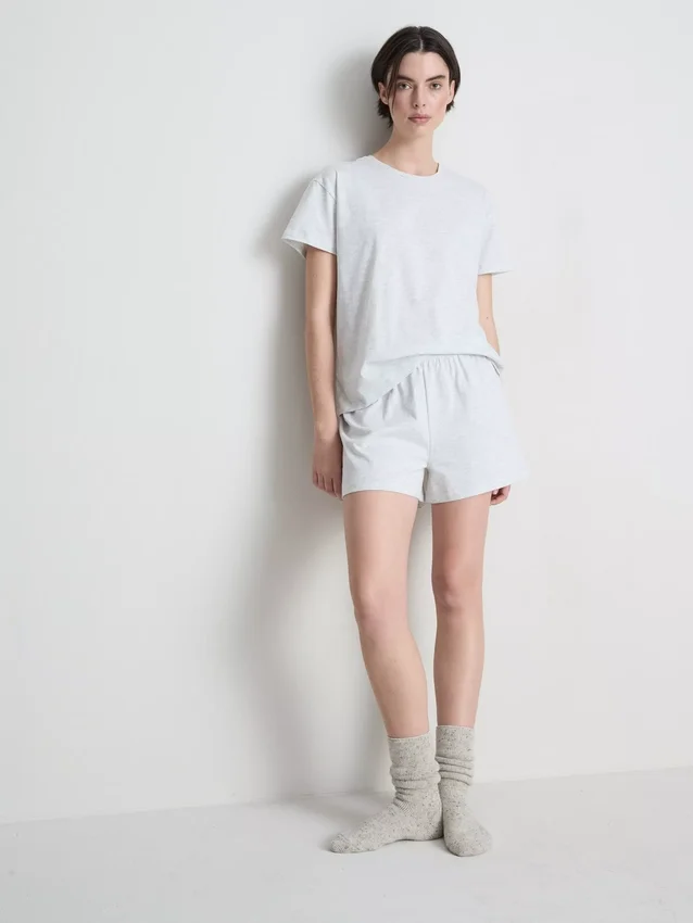 Pijama de camiseta y pantalones cortos