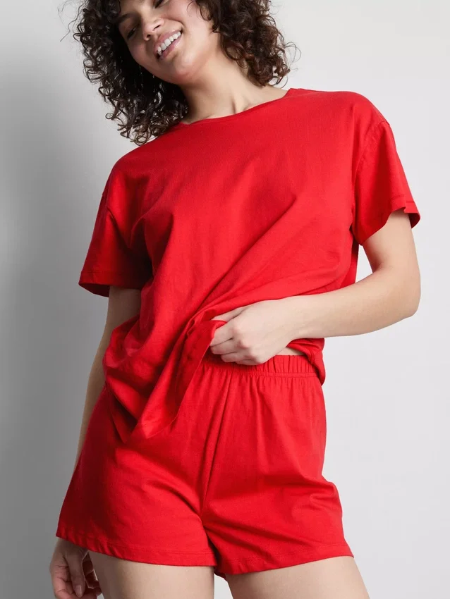 Pijama de camiseta y pantalones cortos
