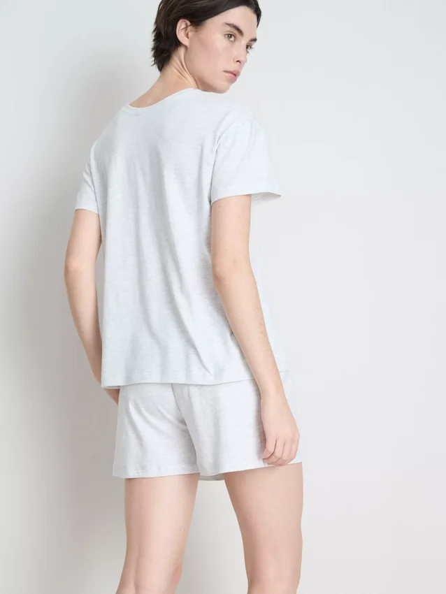 Pijama de camiseta y pantalones cortos