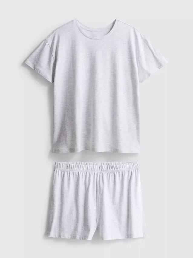 Pijama de camiseta y pantalones cortos