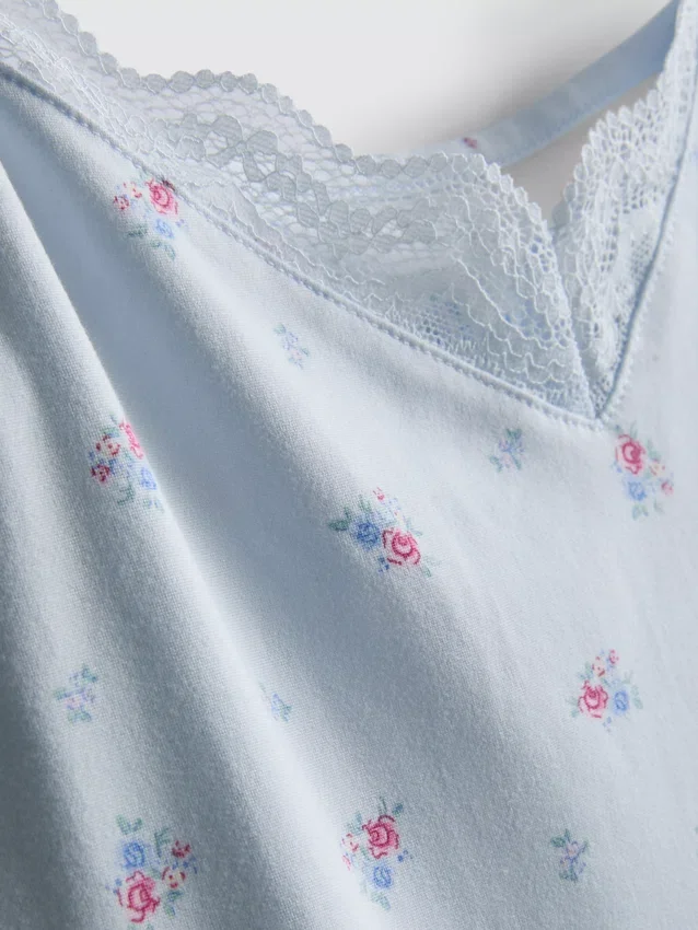 Pijama de camisola y pantalones cortos estampados