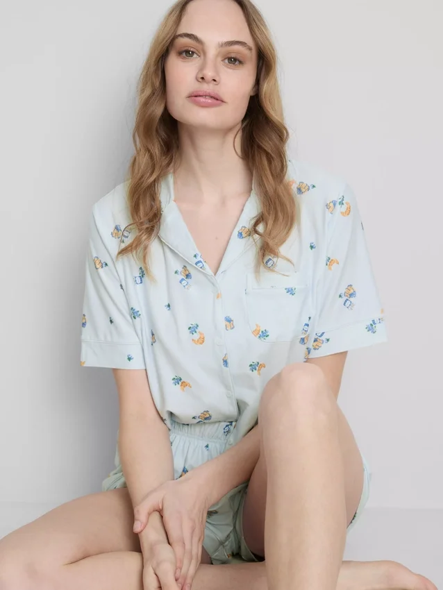 Pijamas cortos estilo boyfriend con estampado de desayuno