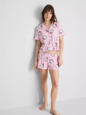 Pijamas cortos estilo boyfriend de Hello Kitty
