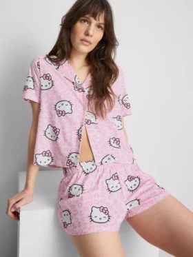 Pijamas cortos estilo boyfriend de Hello Kitty