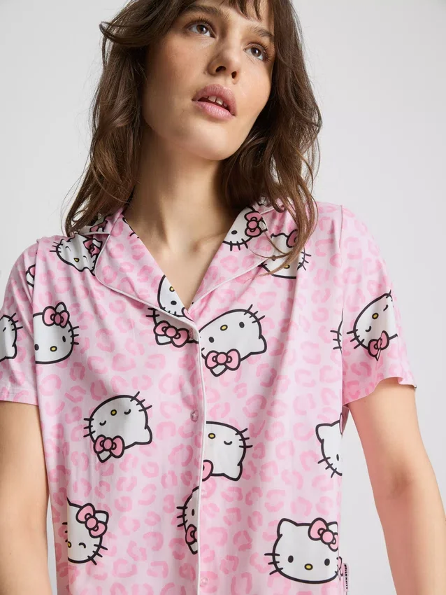 Pijamas cortos estilo boyfriend de Hello Kitty