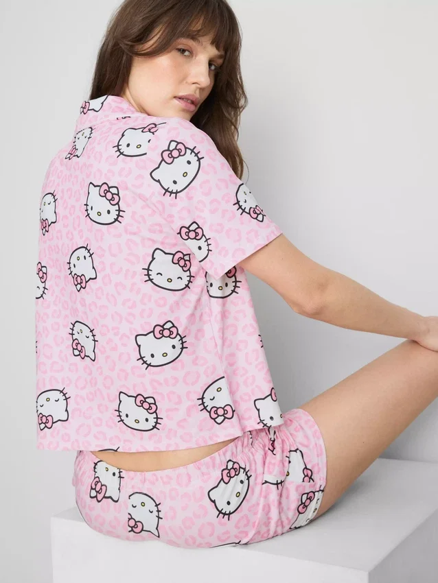 Pijamas cortos estilo boyfriend de Hello Kitty
