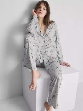Pijamas estilo boyfriend con diseño de Snoopy