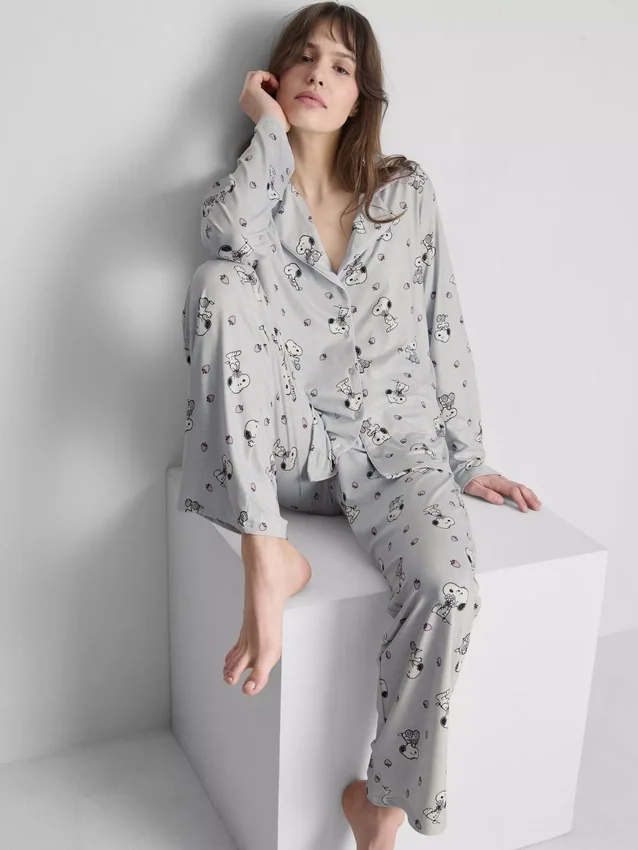 Pijamas estilo boyfriend con diseño de Snoopy
