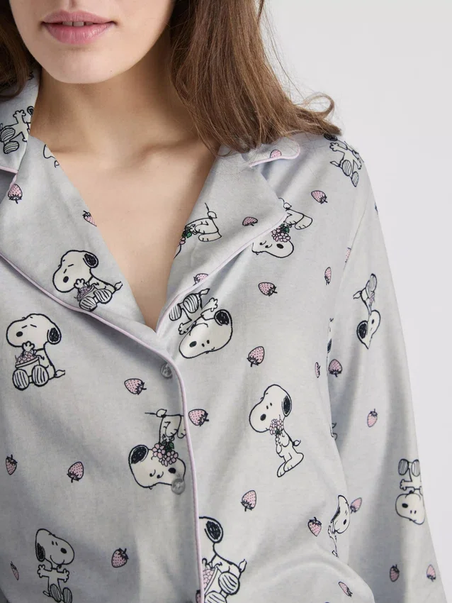 Pijamas estilo boyfriend con diseño de Snoopy