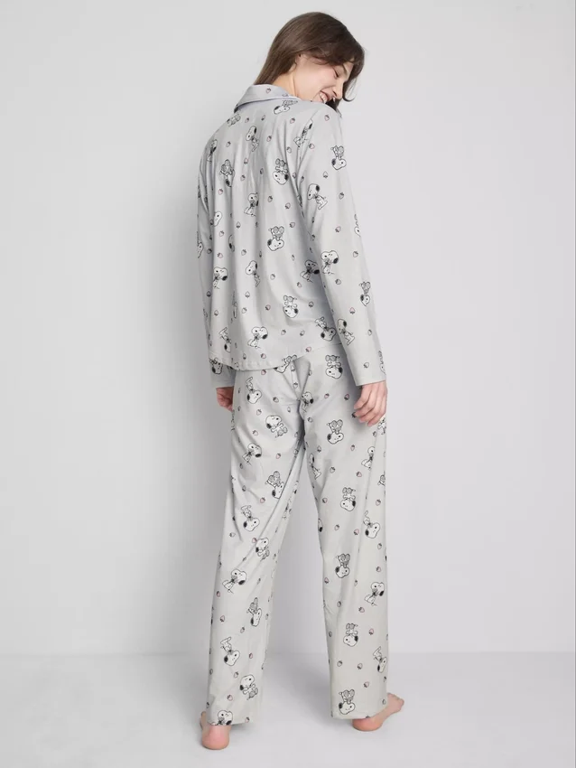 Pijamas estilo boyfriend con diseño de Snoopy