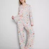 Pijamas estilo boyfriend con estampado de dulces