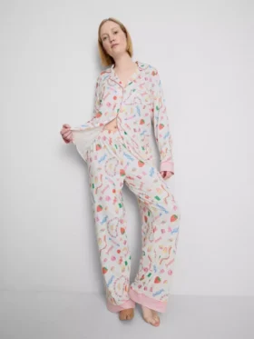 Pijamas estilo boyfriend con estampado de dulces