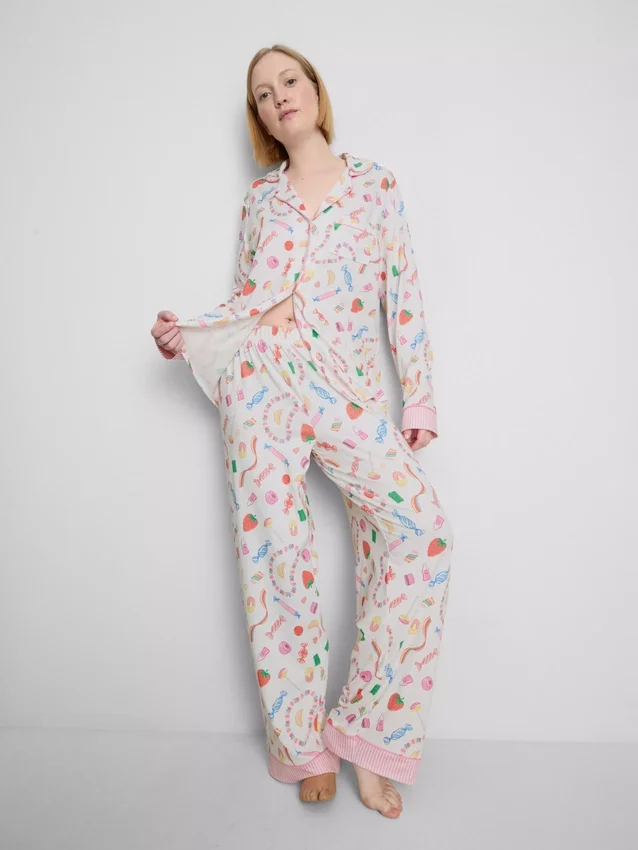 Pijamas estilo boyfriend con estampado de dulces