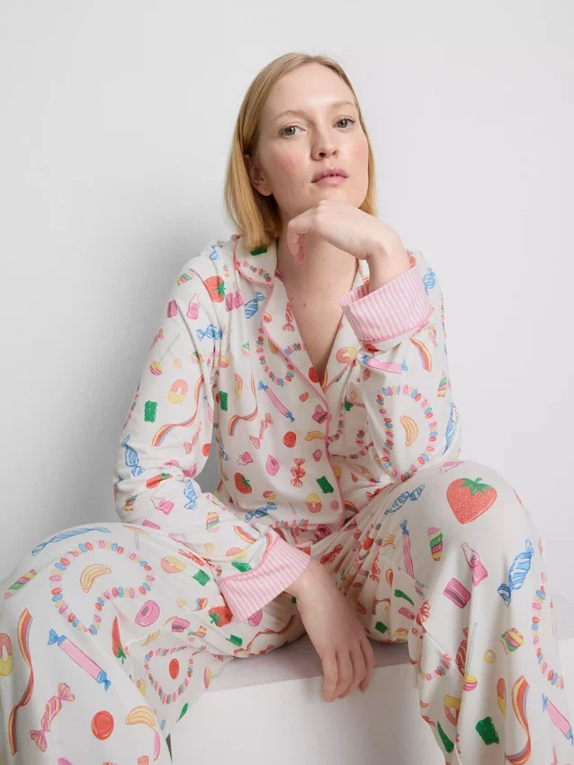 Pijamas estilo boyfriend con estampado de dulces