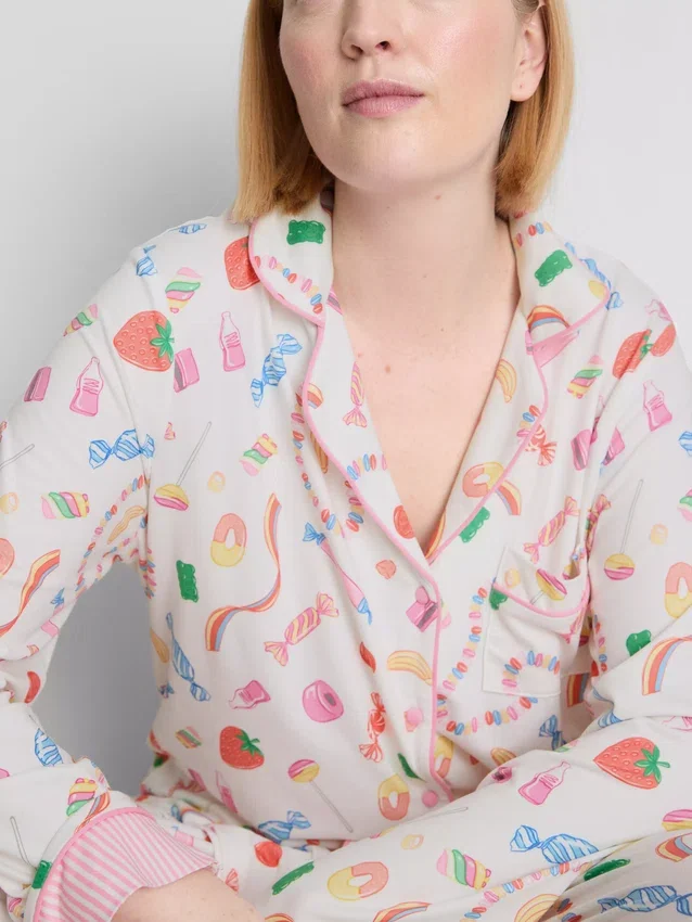 Pijamas estilo boyfriend con estampado de dulces