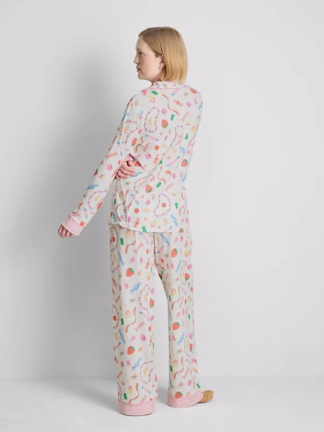Pijamas estilo boyfriend con estampado de dulces