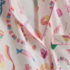 Pijamas estilo boyfriend con estampado de dulces