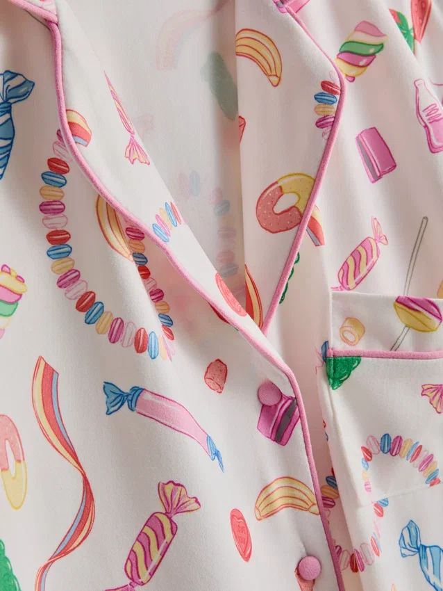 Pijamas estilo boyfriend con estampado de dulces