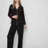 Pijamas estilo boyfriend con ribetes en contraste