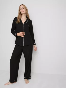 Pijamas estilo boyfriend con ribetes en contraste
